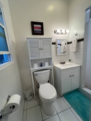 Hair dryer, towels - Modern Studio Near Downtown LA * W/D * AC * WIFI! (Los Angeles)