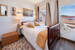 Desk, iron/ironing board, WiFi, bed sheets - Modern Studio Near DTLA • W/D • AC • WiFi • Snacks (Los Angeles)