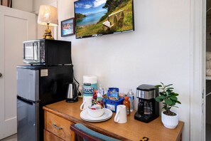 Interior - Sunny Studio Near Downtown LA * AC * WIFI * Snacks (Los Angeles)
