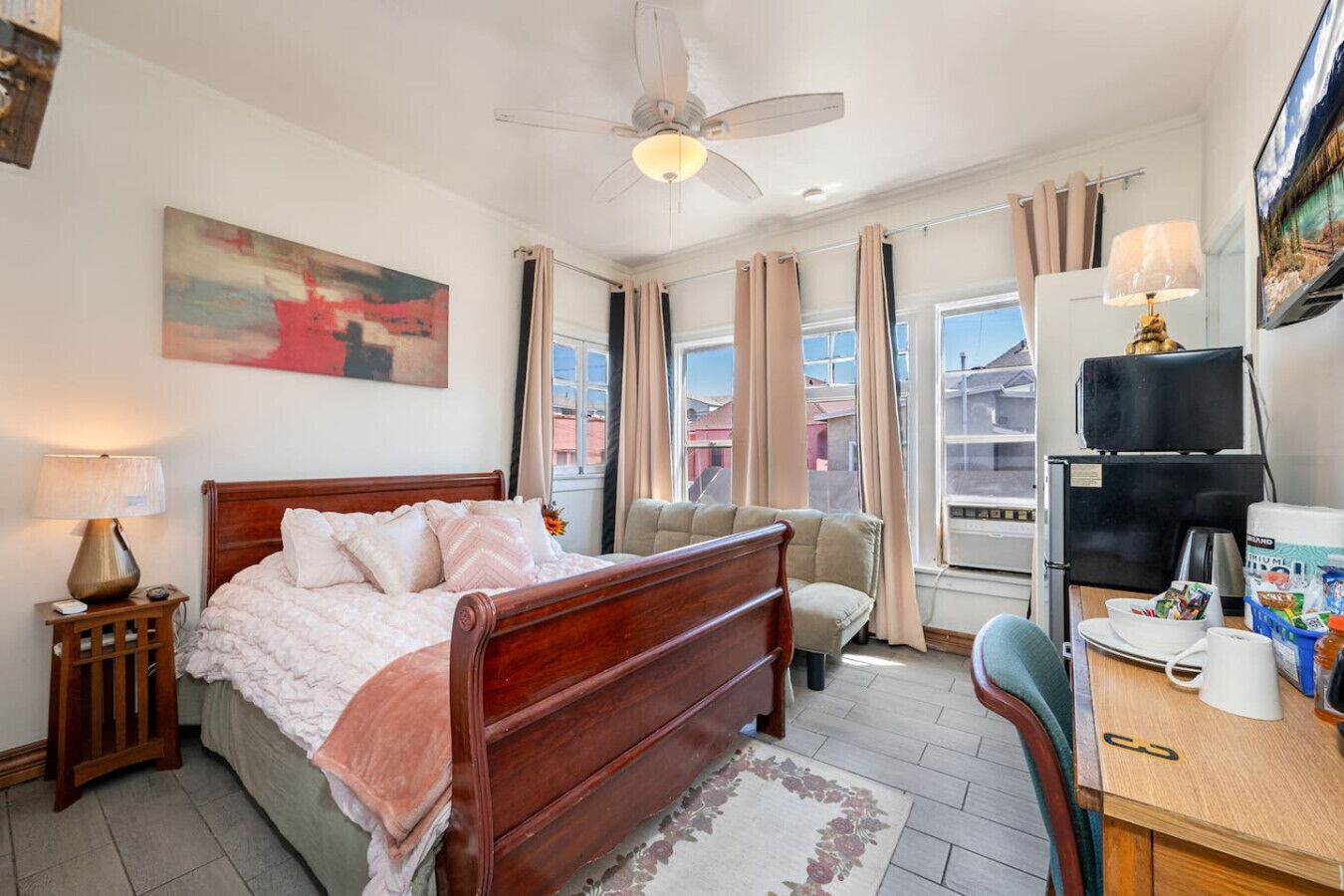 Desk, iron/ironing board, WiFi, bed sheets