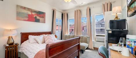 Bureau, fer et planche à repasser, Wi-Fi, draps fournis