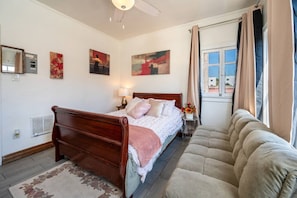 办公桌、熨斗/熨衣板、WiFi、床单