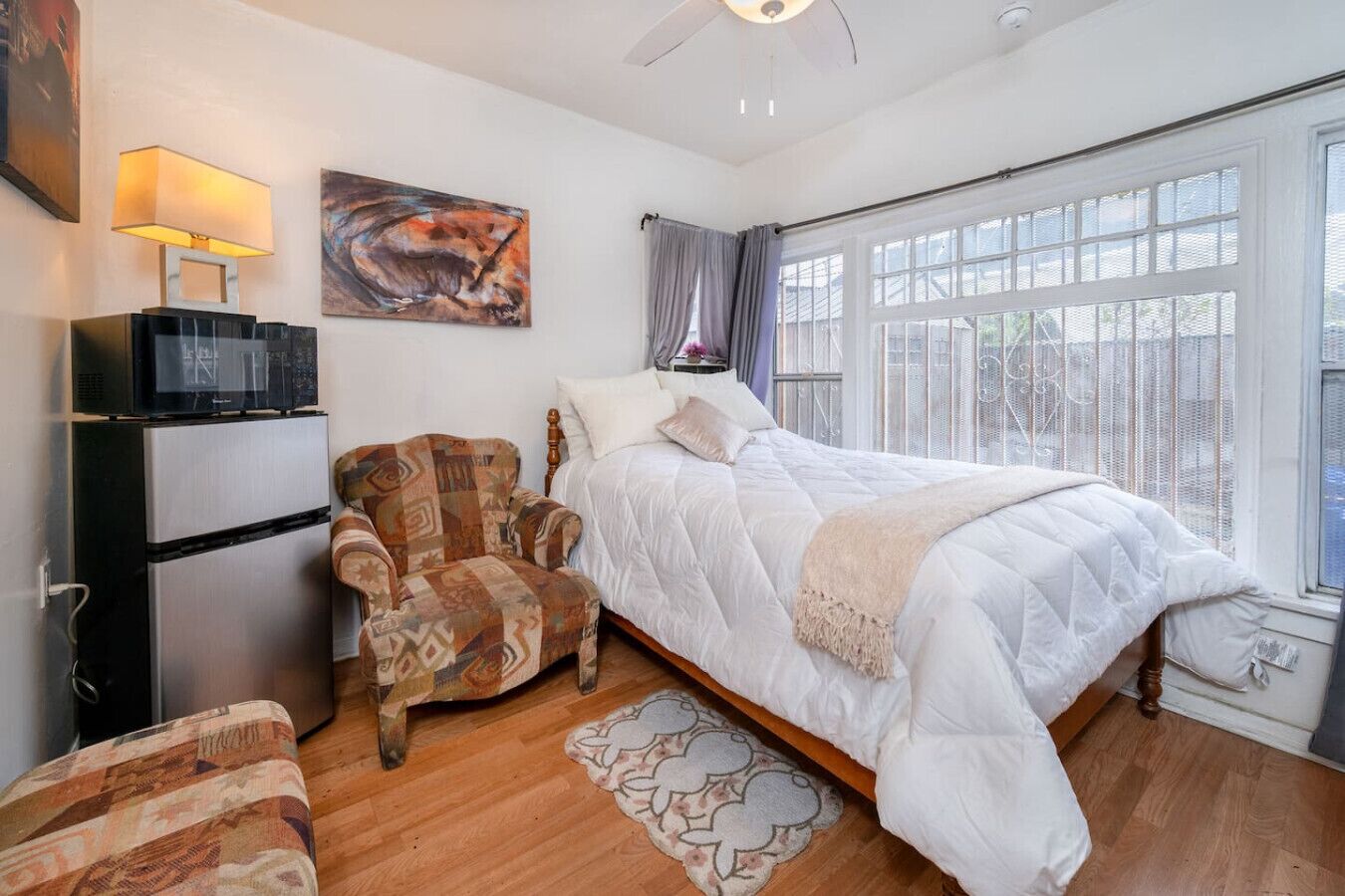 Desk, iron/ironing board, WiFi, bed sheets