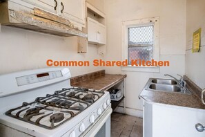 Fridge, microwave, oven, stovetop - Cozy Studio Near Downtown LA • AC • WiFi • Snacks! (Los Angeles)