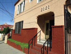 Exterior detail - Lovely Studio Near Downtown LA • AC• WiFi • Snacks (Los Angeles)
