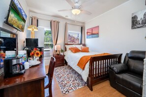 Desk, iron/ironing board, WiFi, bed sheets - Lovely Studio Near Downtown LA • AC• WiFi • Snacks (Los Angeles)