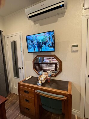 Interior - Charming Studio Near Downtown LA * W/D * AC * WIFI (Los Angeles)