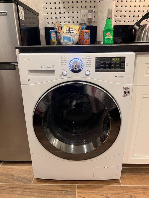 Interior - Charming Studio Near DTLA • W/D •AC• WiFi • Snacks (Los Angeles)