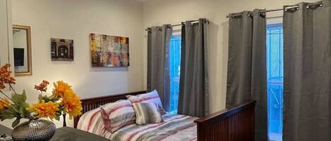 Bureau, fer et planche à repasser, Wi-Fi, draps fournis