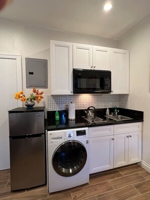Fridge, microwave, oven, stovetop - Charming Studio Near Downtown LA * W/D * AC * WIFI (Los Angeles)