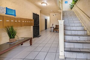 Interior - Comfy Studio Near Downtown LA * AC * WIFI * Snacks (Los Angeles)