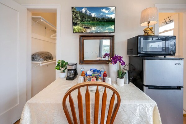 Interior - Comfy Studio Near Downtown LA • AC • WiFi • Snacks (Los Angeles)