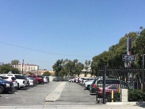 Property grounds - Comfy Studio Near Downtown LA • AC • WiFi • Snacks (Los Angeles)