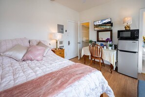 Desk, iron/ironing board, travel crib, WiFi - Comfy Studio Near Downtown LA • AC • WiFi • Snacks (Los Angeles)