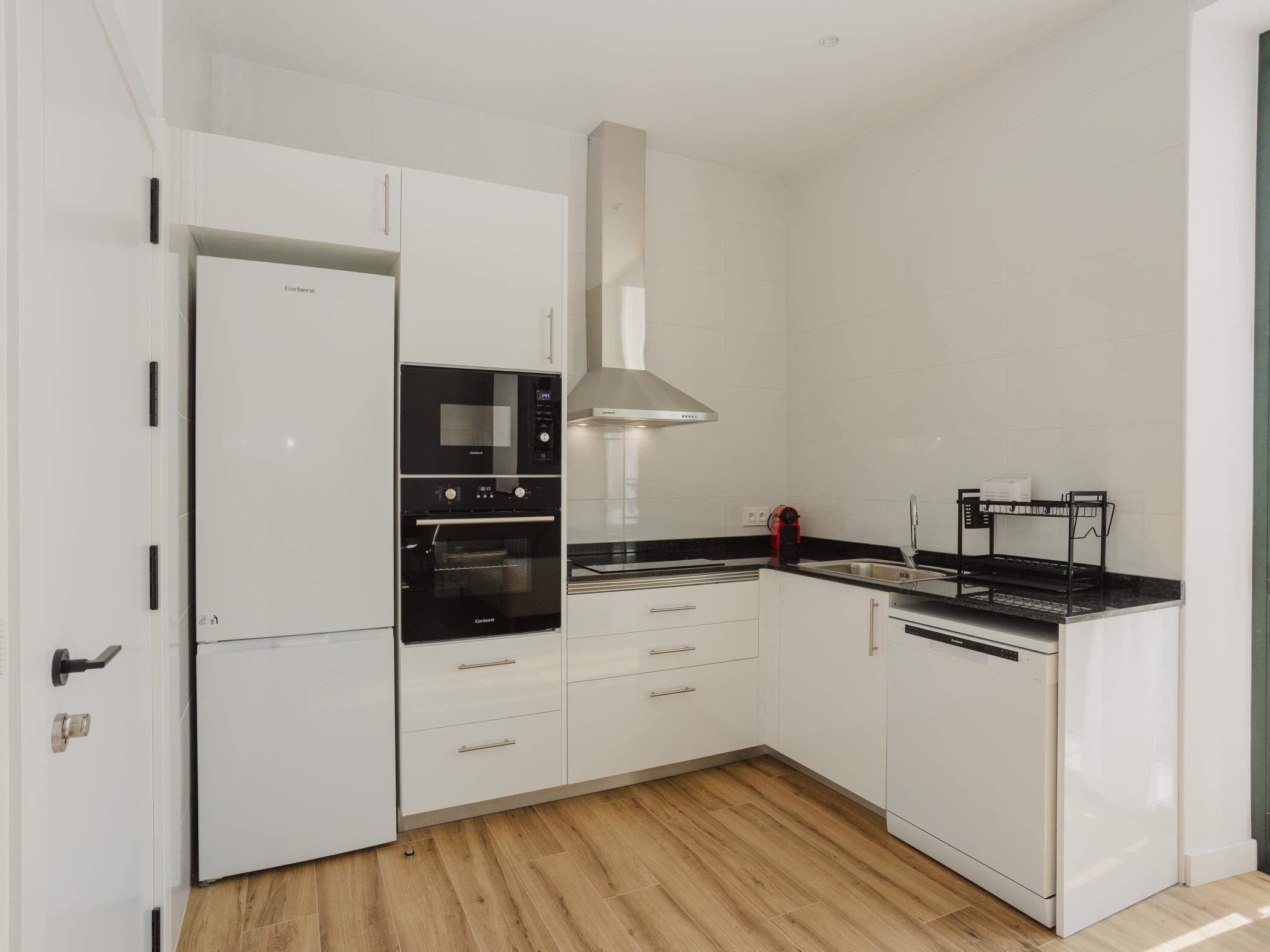 Een koelkast, een magnetron, een oven, een vaatwasser