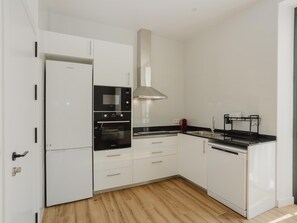 Een koelkast, een magnetron, een oven, een vaatwasser