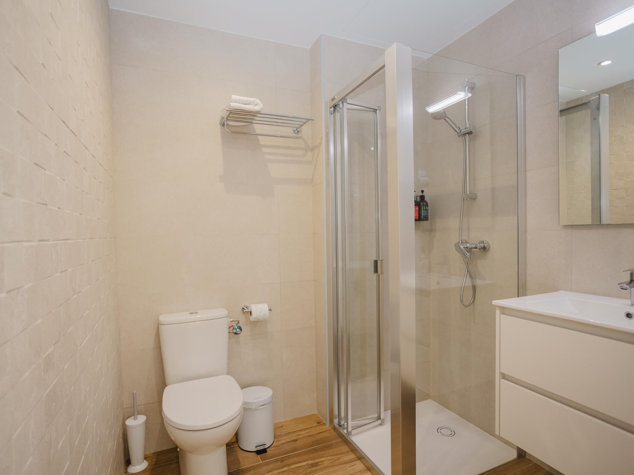 Ducha, secador de pelo y toallas