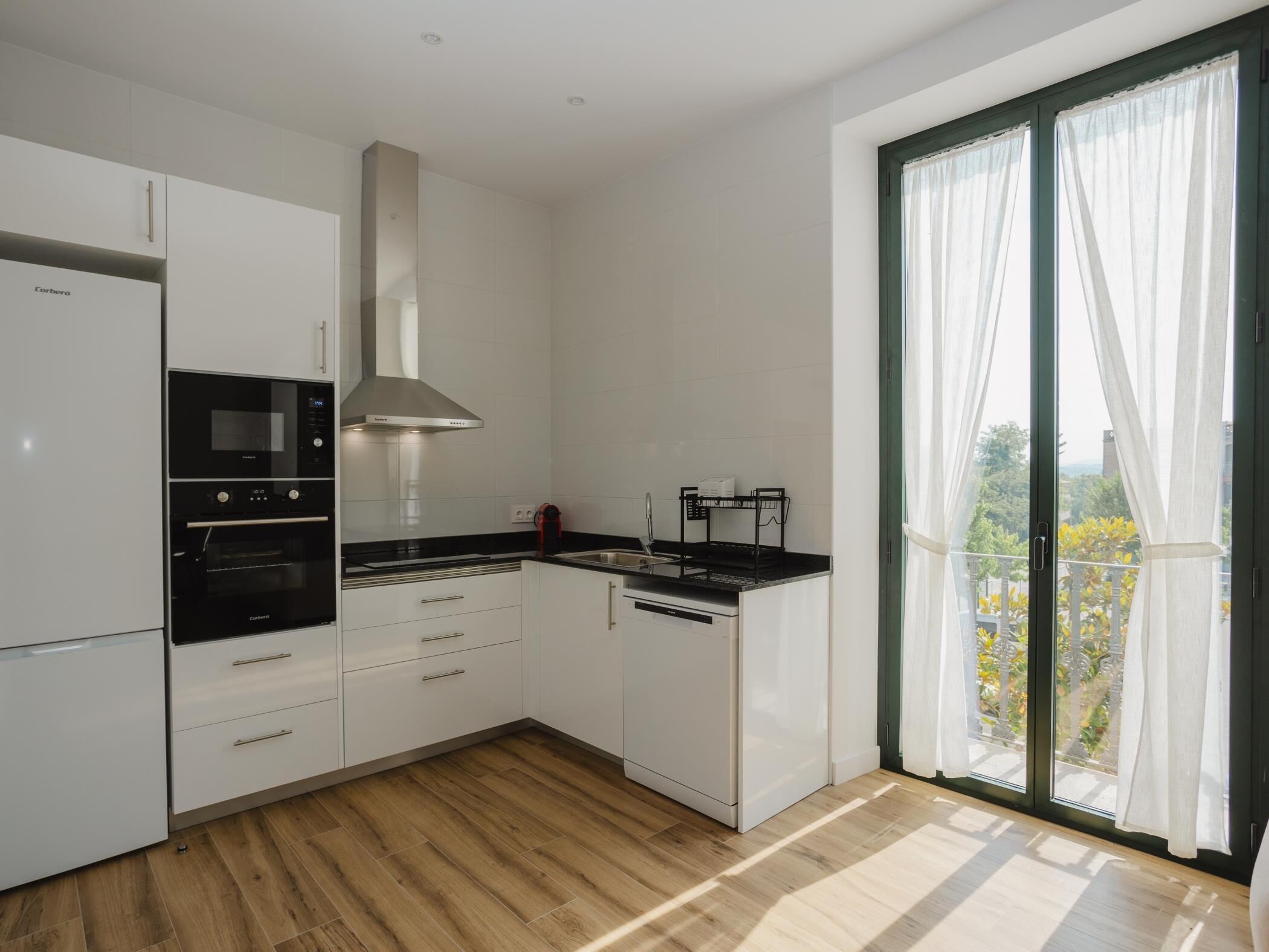 Een koelkast, een magnetron, een oven, een vaatwasser