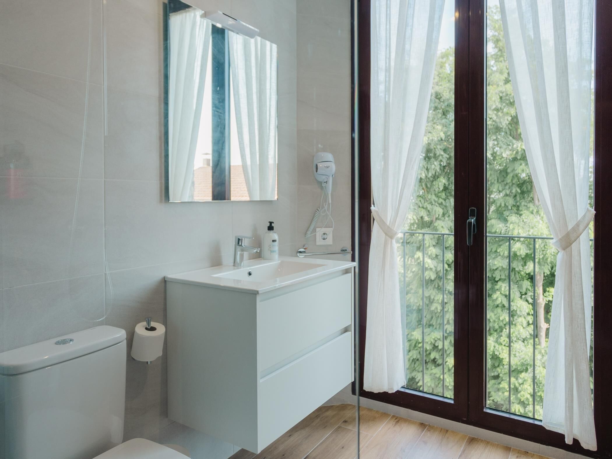 Een douche, een haardroger, handdoeken