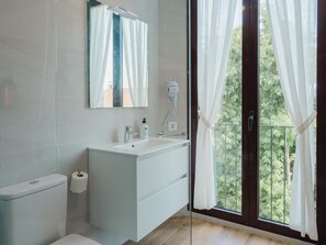 Een douche, een haardroger, handdoeken