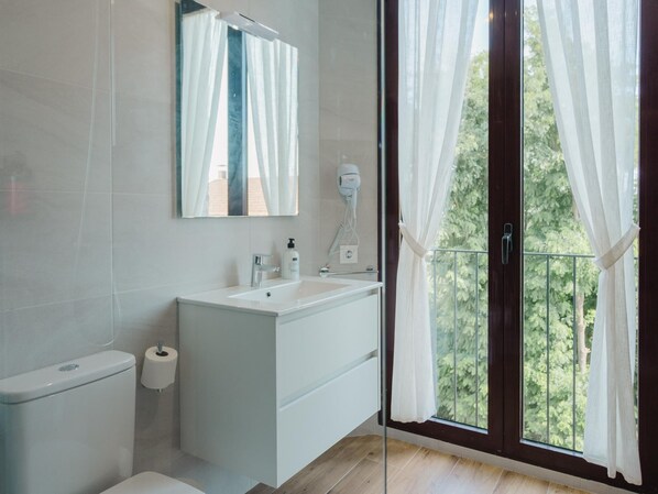 Douche, séchoir à cheveux, serviettes fournies