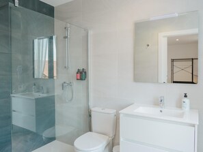 Douche, séchoir à cheveux, serviettes fournies