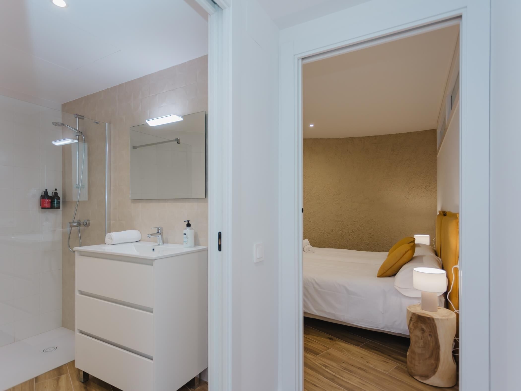 Dusch, hårtork och handdukar