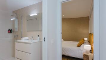 Dusch, hårtork och handdukar