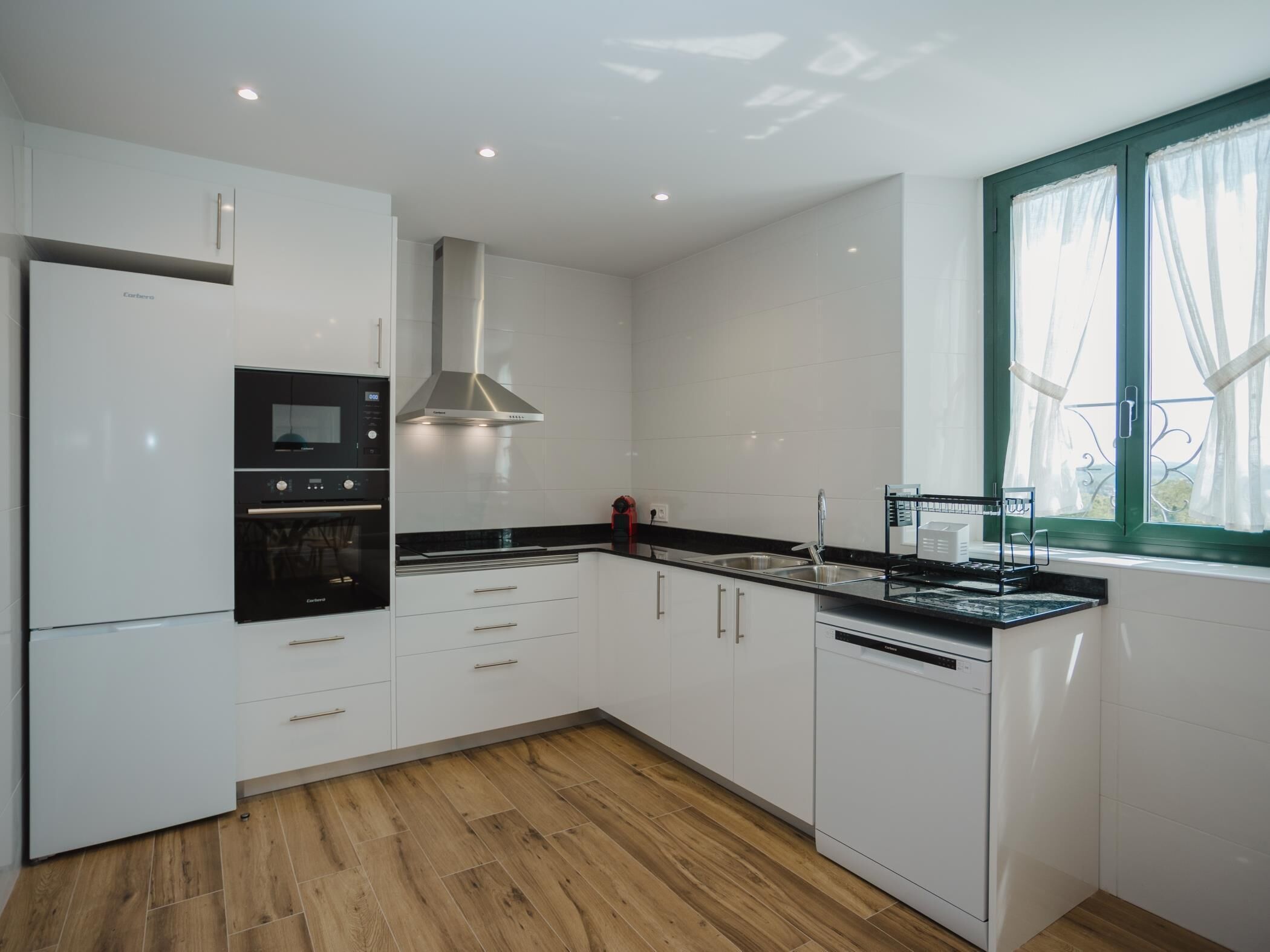 Refrigerador, microondas, horno y lavavajillas 