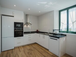 Een koelkast, een microgolfoven, een oven, een vaatwasser