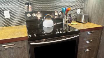 Mikrovågsugn, ugn, spishäll och diskmaskin