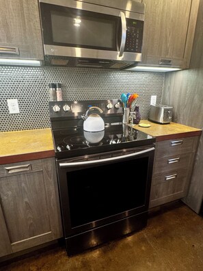 Microondas, horno, placa de cocina, lavavajillas