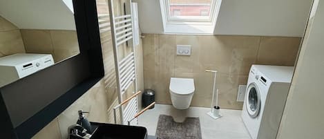 Douche, serviettes fournies, savon, papier toilette