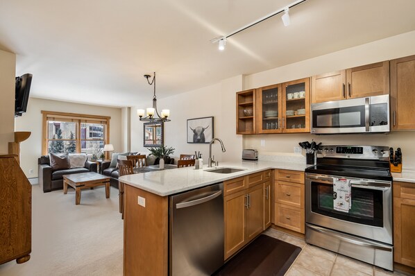 Kjøleskap, mikrobølgeovn, ovn og kokeplater