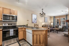 ثلاجة، ميكروويف، فرن، موقد طهي مسطح