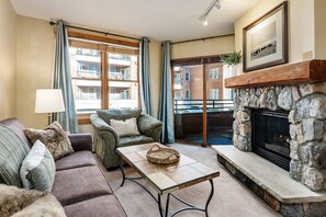 Televisión y chimenea 