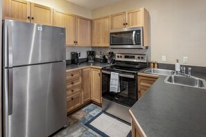 ثلاجة، ميكروويف، فرن، موقد طهي مسطح