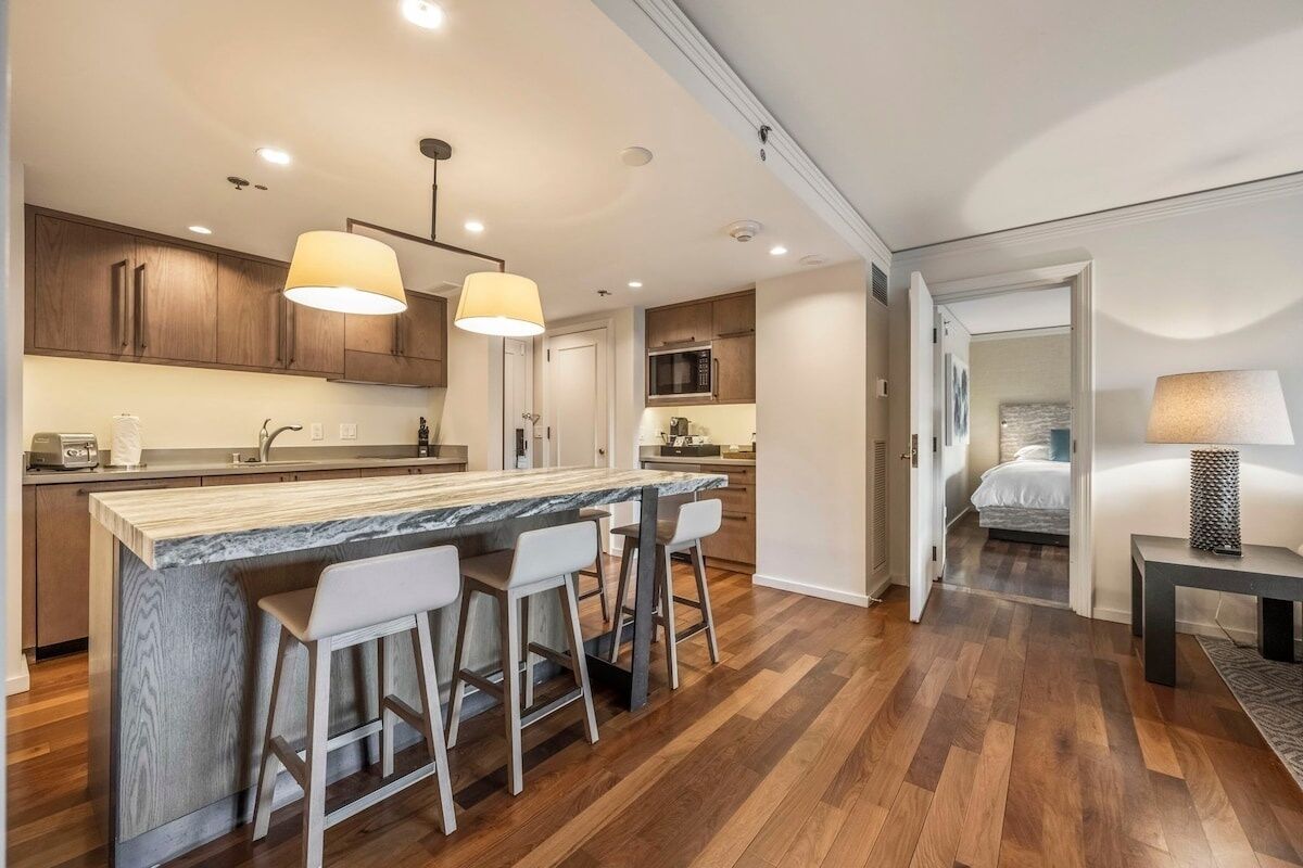 Frigorífico, microondas, horno y placa de cocina