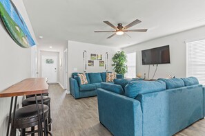 Smart TV, DVD player, video library - Beautiful 3-bedroom house in Ocean Isle Beach close to golf and 2 GREAT beaches! (Ocean Isle Beach)