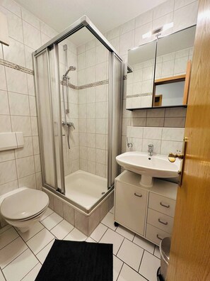 Dusche, Haartrockner, Handtücher, Toilettenpapier