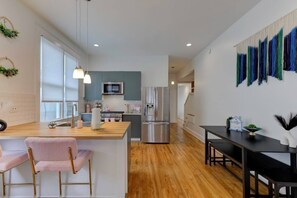 Een magnetron, een oven, een kookplaat, een vaatwasser