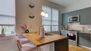 Mikrobølgeovn, ovn, kokeplater og oppvaskmaskin