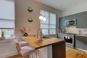 Mikrovågsugn, ugn, spishäll och diskmaskin