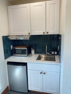 Kühlschrank, Mikrowelle, Herdplatte, Wasserkocher mit Kaffee-/Teezubehör