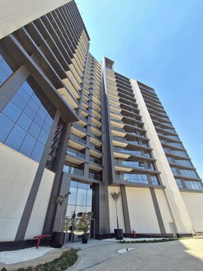 Exterior - Cozy 1-bedroom apartment in charming El Sheikh Zayed City with AC (El Sheikh Zayed City)