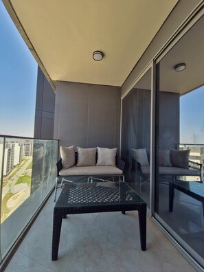 Terrace/patio - Cozy 1-bedroom apartment in charming El Sheikh Zayed City with AC (El Sheikh Zayed City)