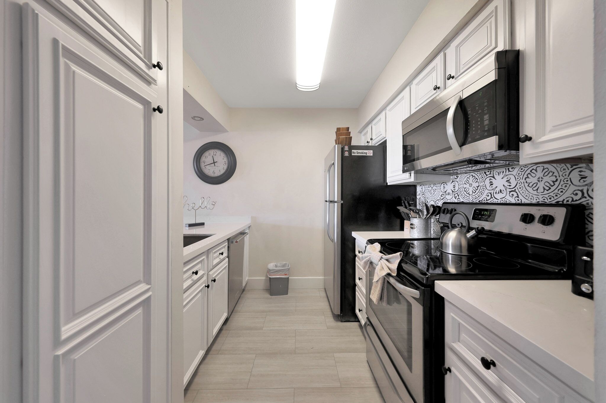 Microondas, horno, placa de cocina y lavavajillas