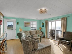 Smart TV, video games - LAZY BONES formerly WHALE TALES-4 bedrm Bungalow SMACK ON the beach! (Surf City)