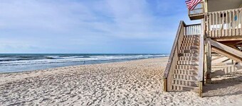 LAZY BONES-4 bedrm Bungalow ON the beach!