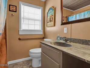 Towels, toilet paper - LAZY BONES formerly WHALE TALES-4 bedrm Bungalow SMACK ON the beach! (Surf City)